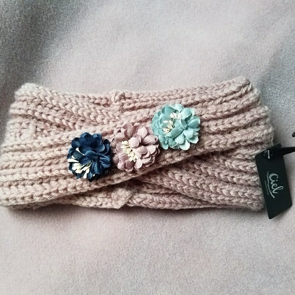 Dusty pink knitted headband with floral applique